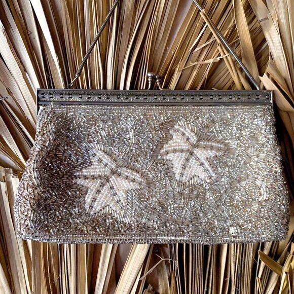 Vintage Beaded Purse Silver and White Clambshell with Chain Mid-Century - Picture 3 of 5